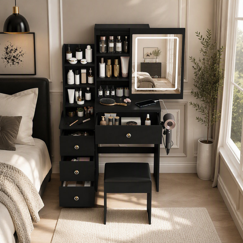 Ce meuble-lavabo moderne comprend 3 modes d'éclairage DEL à luminosité réglable, 4 tiroirs et plusieurs tablettes de rangement ouvertes, un porte-sèche-cheveux et une prise de courant, ainsi qu'un fauteuil. Noir
