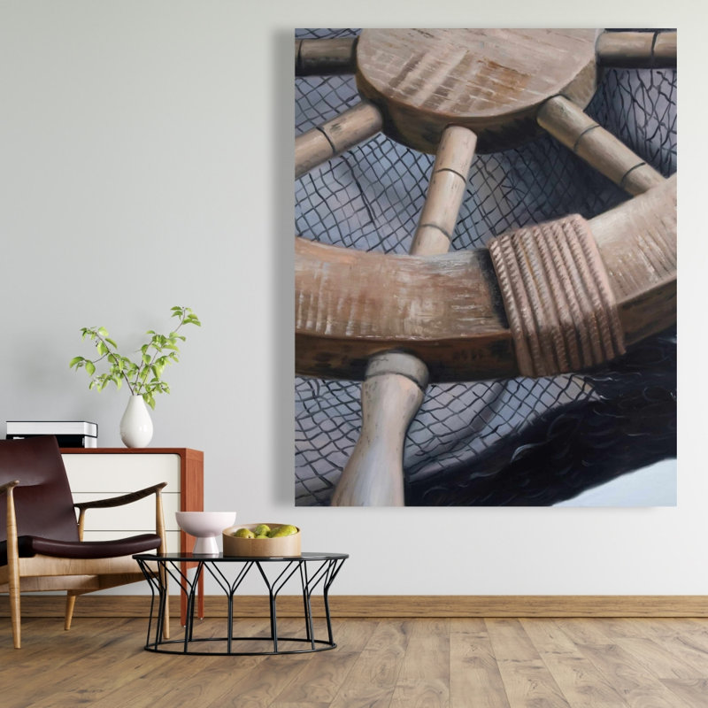 Casque sur un filet de pêche - gros plan sur toile marine