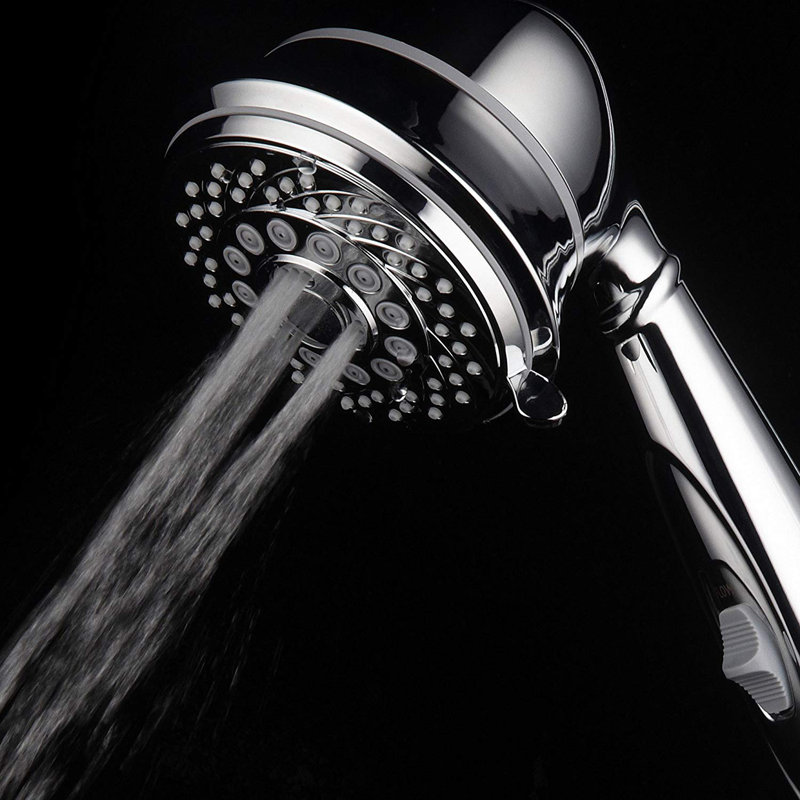 Pomme de douche autoportante en marche