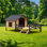 Grand chenil extérieur en bois de style chalet avec porche