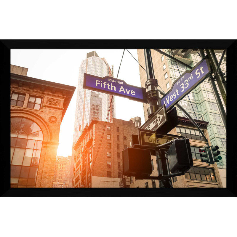 «Fifth and West 33rd», reproduction de photo encadrée, H 21,5 po x l 27,5 po x P 0,75 po, Cadre noir