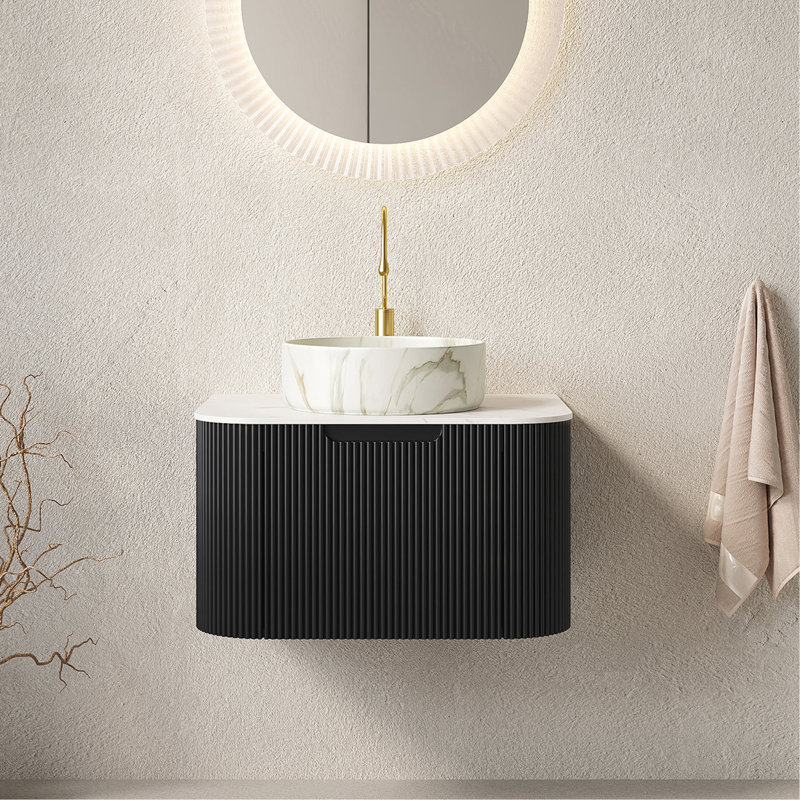 Meuble-lavabo de salle de bain, meuble de rangement rayé à bords arrondis avec tiroir, lavabo rond en céramique blanc mat et plateau en pierre frittée blanc de Carrare, pré-assemblé