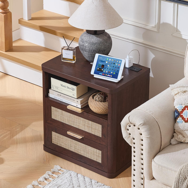 Table de chevet en rotin de 23 po avec station de charge, table de chevet en bois avec deux tiroirs et tablette ouverte, armoire de rangement bohémienne pour chambre à coucher et salon