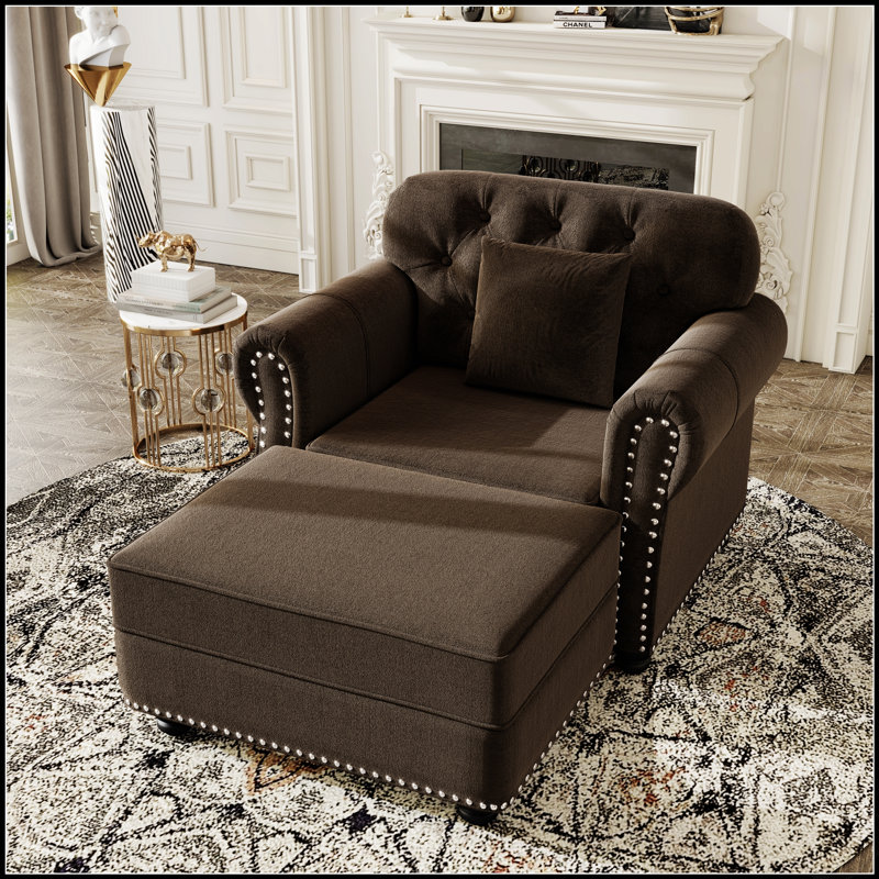 Canapé en velours capitonné de style moderne du milieu du siècle, orné de boutons capitonnés, de clous décoratifs et d'accoudoirs roulés, pour des espaces de vie élégants.