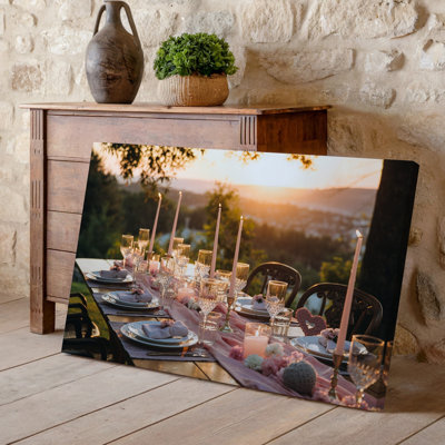 Toile «Un dîner en plein air romantique au coucher du soleil», présentant un magnifique ensemble d'art mural orné d'une toile rose et blanche