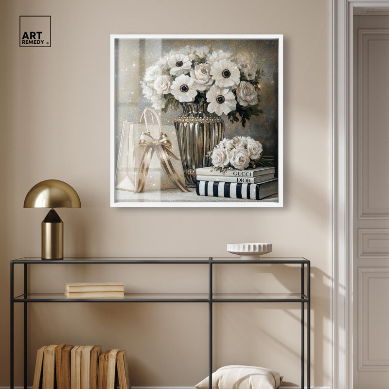 Fleurs élégantes et livres neutres, Shadowbox Print, impression d'art de mode par Art Remedy, H 31 po x l 31 po, Blanc