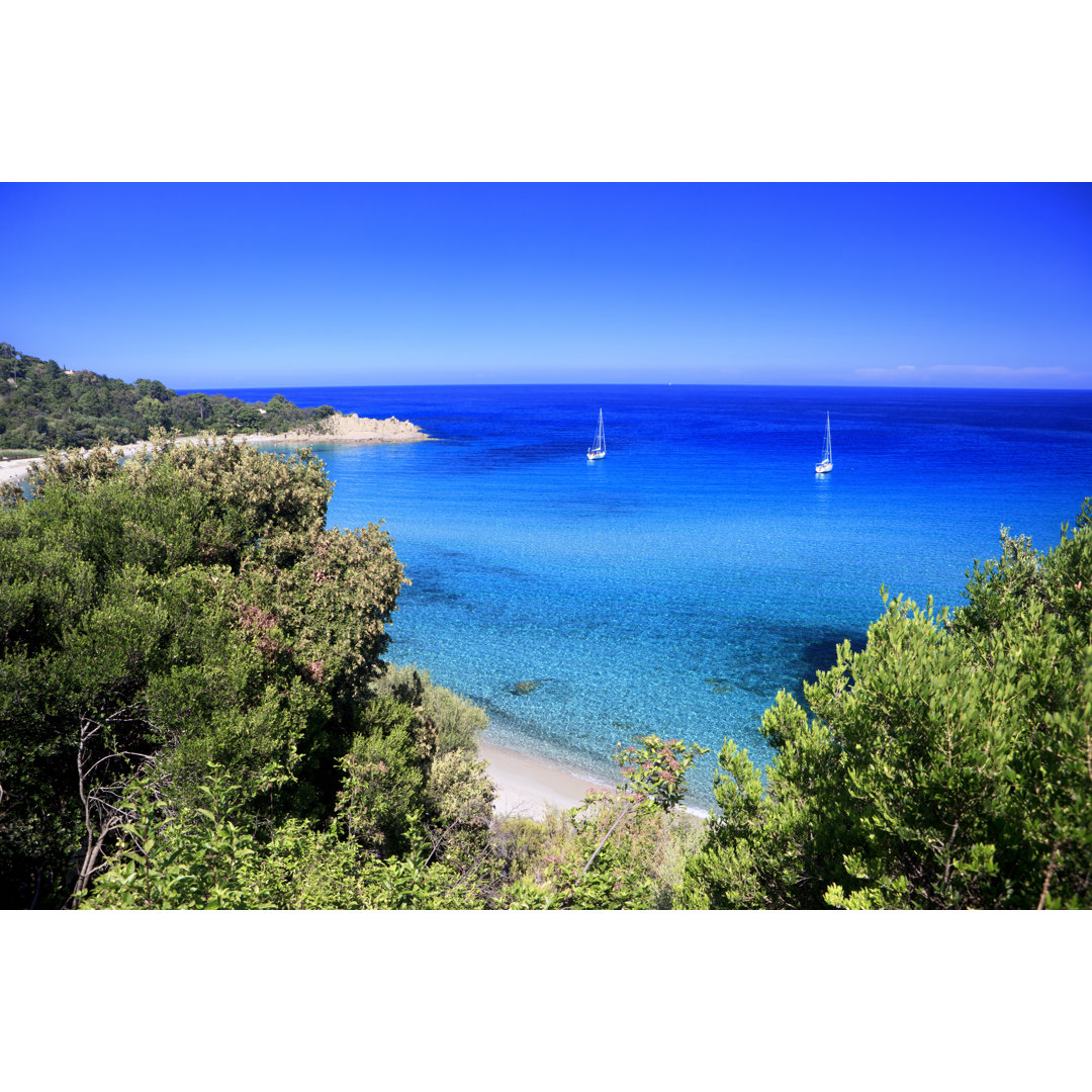 Strand und Segelboote auf Cannella, Korsika, Frankreich von Aprott - Kunstdrucke ohne Rahmen auf Leinwand