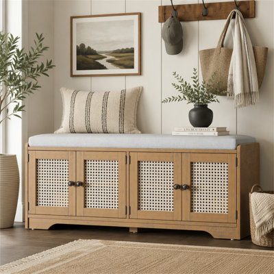Banc de rangement multifonctionnel en bois avec coussin amovible, portes en rotin tissé et tablettes réglables pour le couloir et le salon