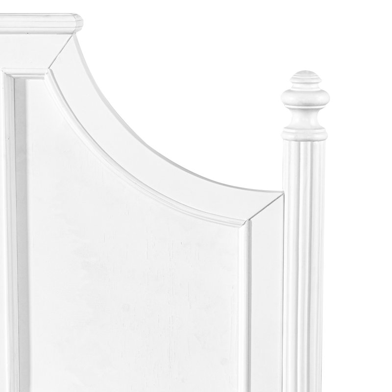 Lit plateforme traditionnel en bois Clyden avec tête de lit à panneaux sculptés, montants cannelés et moulures classiques pour une chambre à l'ambiance feutrée
