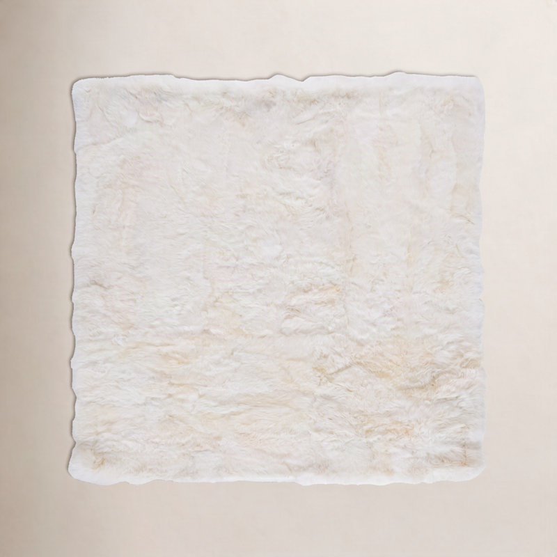 Tapis blanc en peau de mouton fait à la main Mera, Carré 4 pi