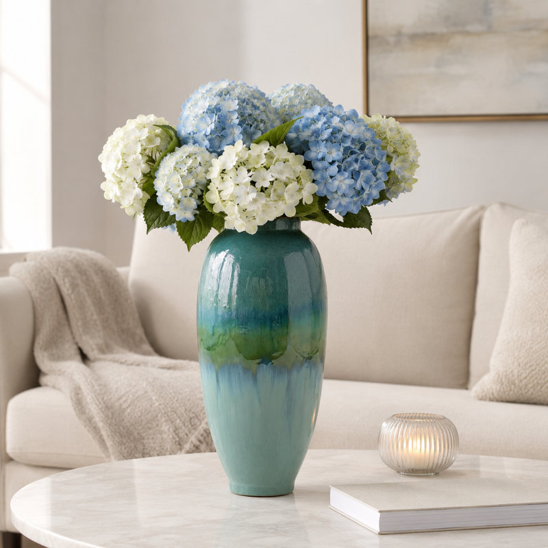 Vase ornemental de table en céramique recouvert d'un émail réactif bleu-vert unique.