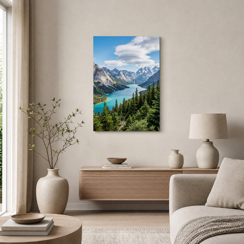 Tableau sur toile représentant une chaîne de montagnes enneigées surplombant un lac turquoise, H 36 po x l 24 po