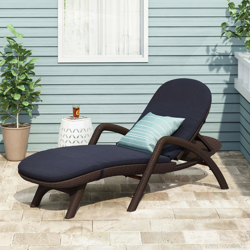 Chaise longue en osier texturée avec coussin, durable et ergonomique pour la détente en plein air