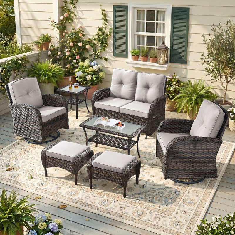 Ensemble de conversation de patio extérieur en osier 7 pièces avec des chaises pivotantes et des poufs, Beige, Brown