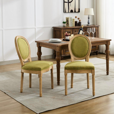 De 2 chaises de salle à manger de style français avec tissu en lin olive et structure en bois d'hévéa massif, finition antique, rembourrage en mousse, profondeur de 22,8 po