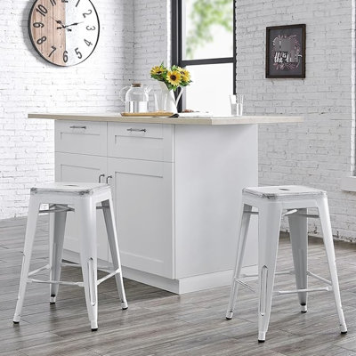 Tabourets de bar industriels et contemporains sans dossier en métal de 2 places, siège de 24 po, de couleur blanche vieillie, empilable, structure solide, conception intérieure et extérieure légère et rustique, quatre pieds avec coussinets en caoutchouc, X renforcé
