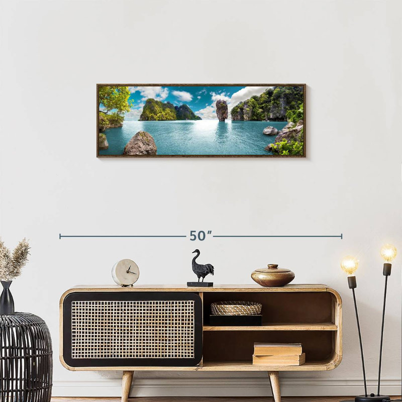 Iconic James Bond Island, Cadre flottant noyer, 37 po x 13 po
