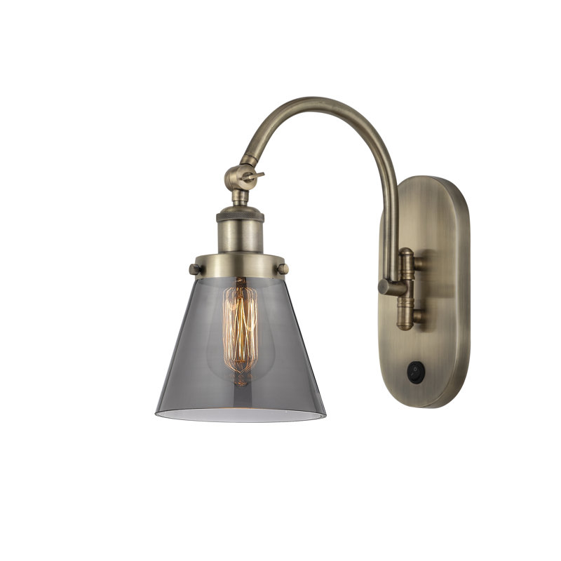 Applique murale 1 lumière 6 "avec bras pivotant 6" Shauna Cone, Laiton antique, Incandescente, Fumée plaquée