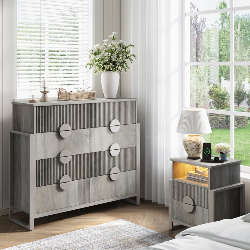 Ensemble de chambre à coucher 2 pièces Wrought Studio ™ - Commode 8 tiroirs cannelés et tables de chevet cannelées 2 tiroirs