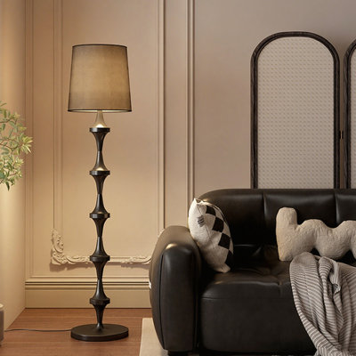 Tissu noir + lampes sur pied sans fer