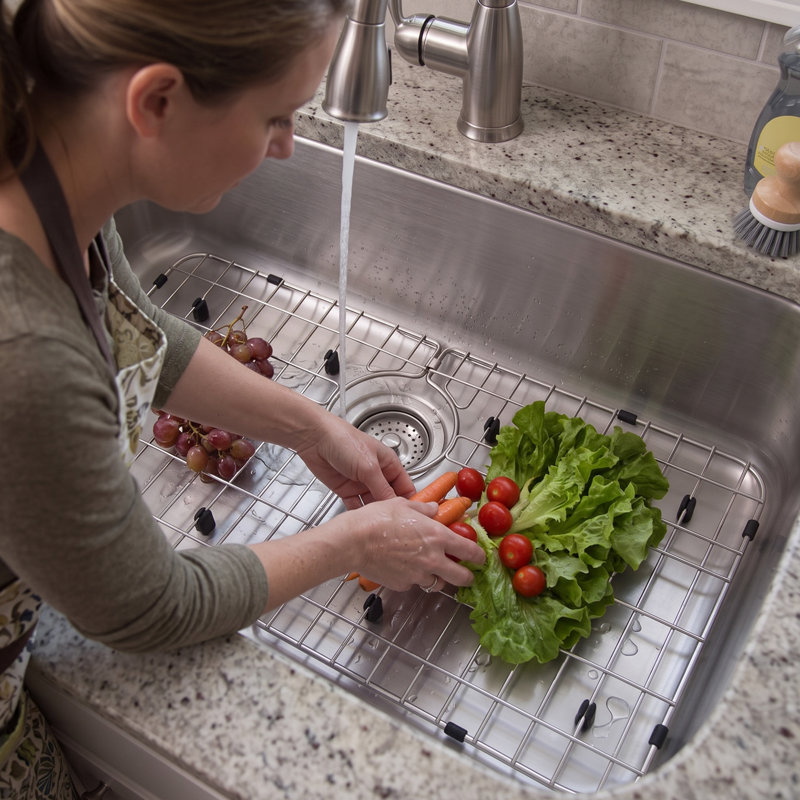 Égouttoir d'évier en acier inoxydable de 66 cm (26 pouces) avec trou d'évacuation central et patins antidérapants pour la vaisselle, les ustensiles de cuisine et la préparation des aliments.