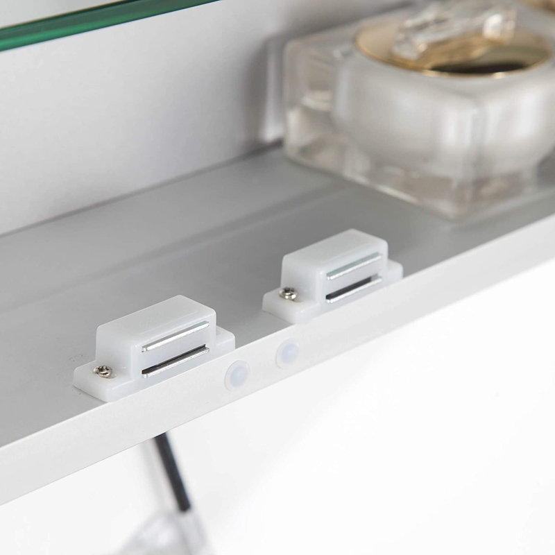 Armoire à pharmacie 2 portes à fixation en surface avec 2 tablettes réglables, éclairage DEL et prise électrique Edison