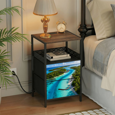 Table de chevet avec station de recharge, table de chevet à 2 tiroirs avec ports USB et prises électriques, tablette ouverte, table de chevet noire pour chambre ou salon. Imprimé : vue aérienne d'un lagon tropical, eau turquoise, palmiers blancs et littoral.