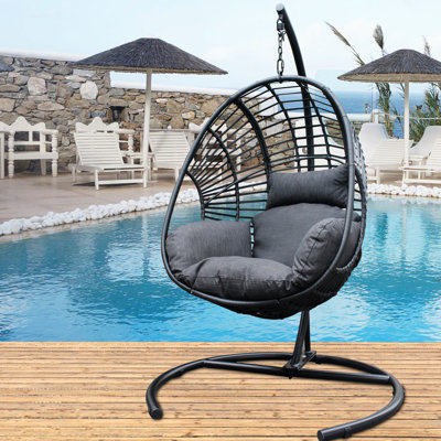 Balancelle en osier PE de haute qualité pour l'intérieur et l'intérieur avec coussin noir et base noire