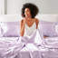 Lit simple en satin - Rides - Élégance. Convient aux matelas de 16 po ou moins. Comprend 1 drap plat et 4 taies d'oreiller ajustées. Lisse, pour les cheveux... Draps 100% luxueux. Confortable.