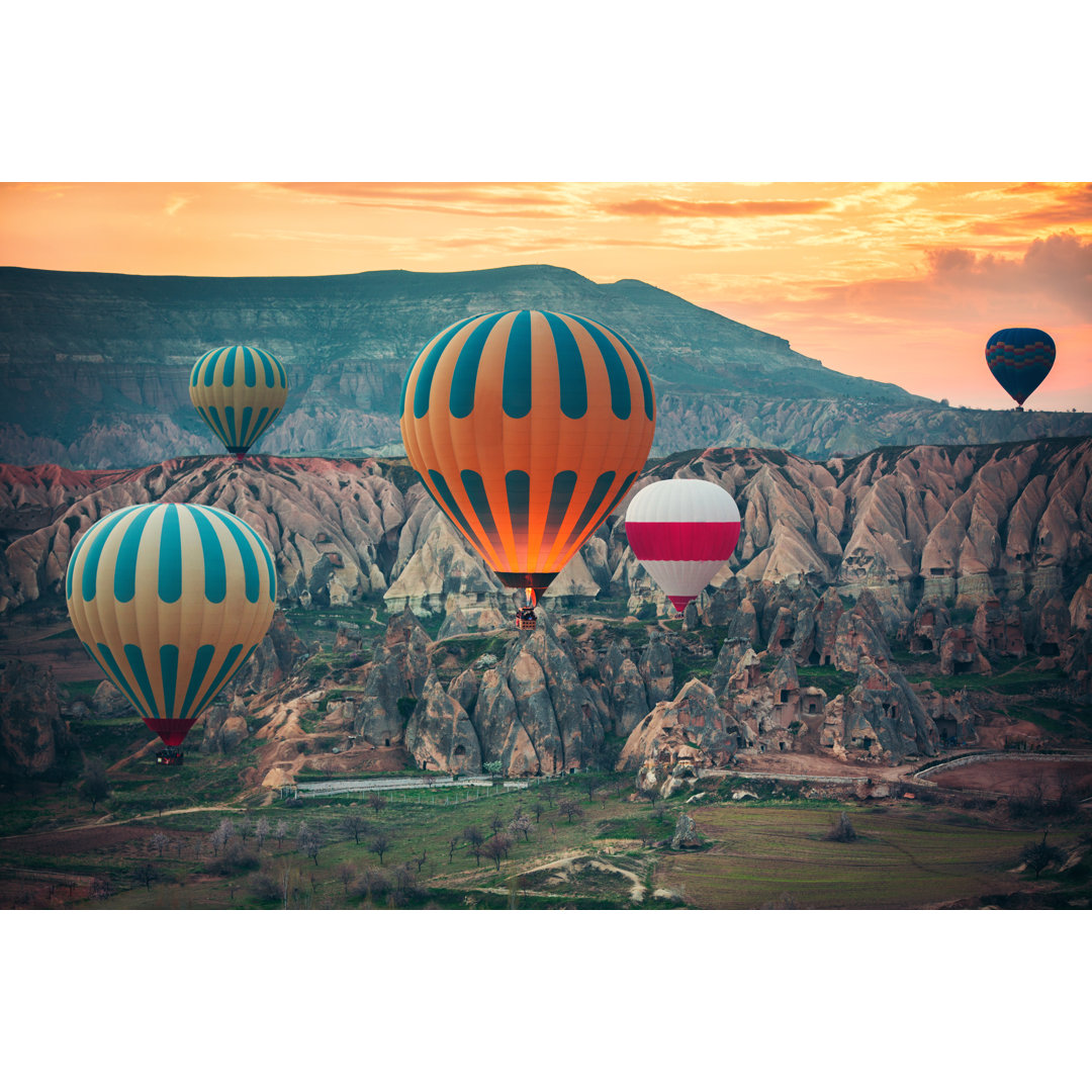 Leinwandbild Heißluftballons fliegen über das Tal in Kappadokien Türkei