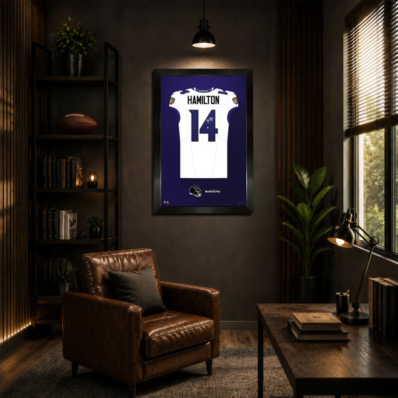 NFL-PA BALTIMORE RAVENS KYLE HAMILTON 14, chandail blanc encadré 27" x 39"., NFL Baltimore Ravens White