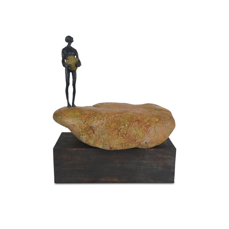 Petit homme sur un rocher bronze