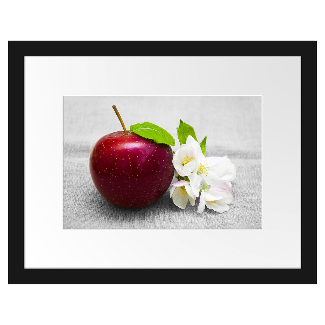 Gerahmtes Poster Schöner Roter Apfel mit Blüten