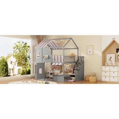 Lit superposé double au dessus d'un lit double avec escalier de rangement et tablettes, structure de lit superposé en bois pour enfants avec maisonnette, toit et porte, marches de rangement et tablettes ouvertes, gris et rose
