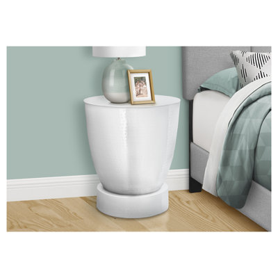 Table d'appoint en métal blanc - table d'appoint moderne, table de bout et table de chevet pour chambre à coucher avec finition martelée pour le salon et la chambre à coucher