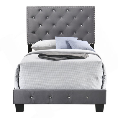 Charmant lit simple, offrant confort et style pour une expérience de sommeil reposante.