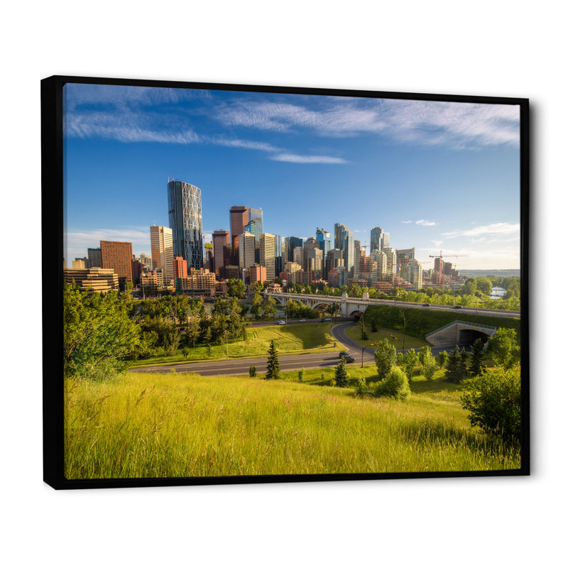 Skyline Calgary At Sunrise - art mural canadien sur toile, H 34 po x l 44 po x P 1,5 po, Cadre flottant noir