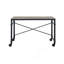 Bureau d'écriture avec structure en métal noir industriel et roues mobiles pour un espace de travail flexible.