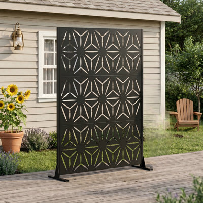 Panneau d'intimité autoportant en métal pour l'extérieur, mesurant 72 po de hauteur sur 46 po de largeur, clôture décorative en métal avec base robuste, paravent portable idéal pour les environnements de patio, de terrasse, de balcon, de cour et de jardin
