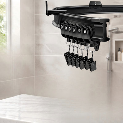 Un système de rail de rideau noir, flexible et pliable, mesurant 10 pieds, conçu pour une fixation au plafond ou au mur ; le rail coulissant incurvé convient aux véhicules récréatifs, aux fenêtres du sol au plafond et aux séparateurs de pièces.