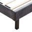 Grand lit gris avec capitonnage à boutons en velours et plateforme en lattes de bois stables - revêtement gris anthracite