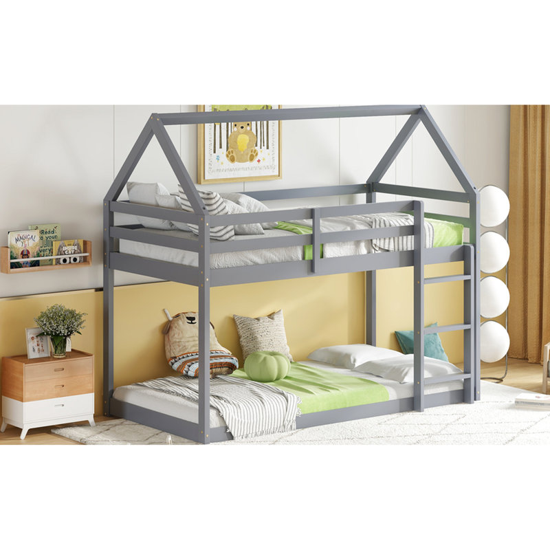 Lit simple en bois d'hévéa au-dessus d'un lit superposé gris, avec un élément en forme de maison charmante