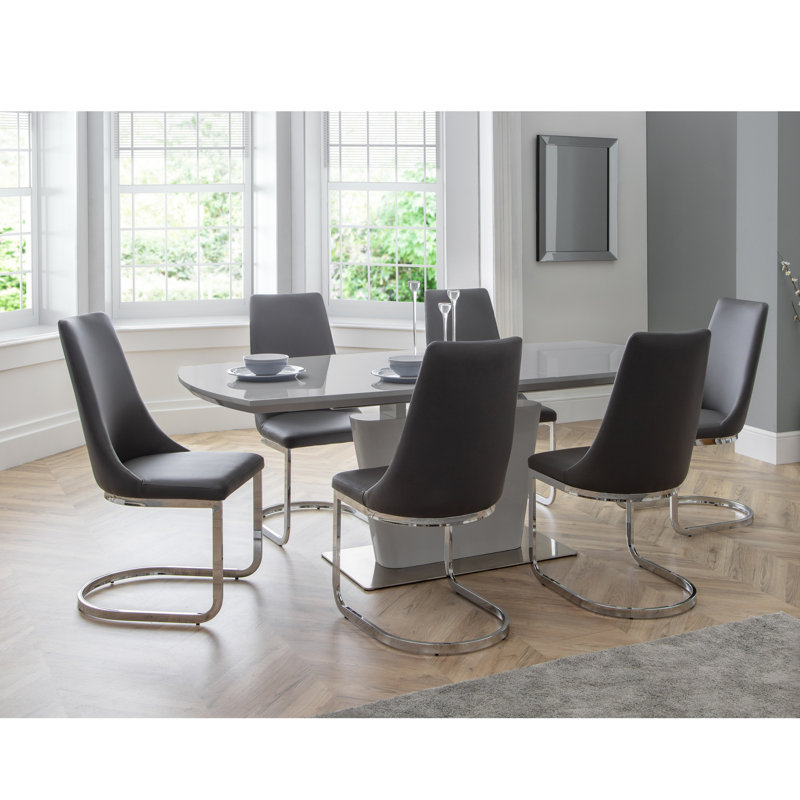Wynnfield 6 - Person Dining Set