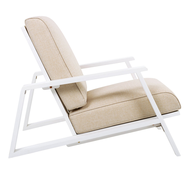 Chaise de patio blanche en bois avec coussin beige - et élégante pour la détente au bord de la piscine