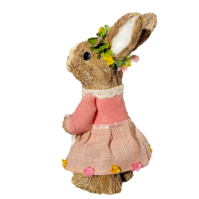 Figurine de lapin de Pâques avec panier de Pâques en paille