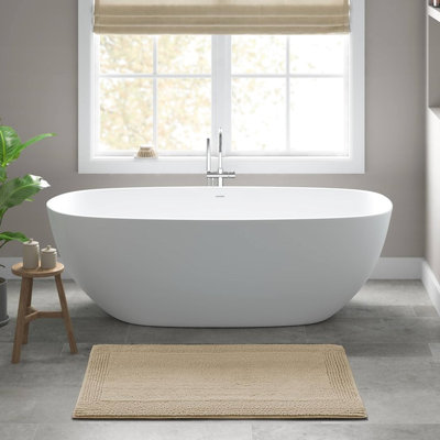 Tapis de bain réversible naturel 100 % coton, 61 x 112 cm (24 x 44 po), 3000 g/m², pour une ambiance chaleureuse. Poils moyens (1,3 cm ou 0,5 po). Lavable à la machine. Confort optimal. Antidérapant recommandé.