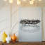 Toile d'une composition minimaliste avec une couronne délicate d'épines, art mural complexe tissé avec des bords pointus pointus reposant sur une toile-475106348