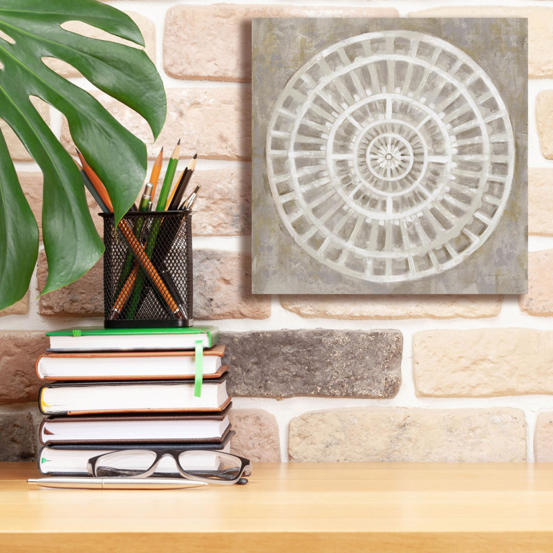 «Neutral Textured Medallion Light» par Silvia Vassileva, art mural sur toile, H 12 po x l 12 po x P 0,75 po