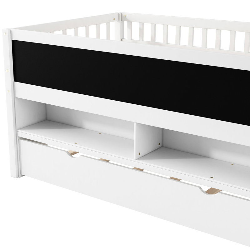Lit mezzanine bas blanc simple avec rangement, tableau noir et lit gigogne