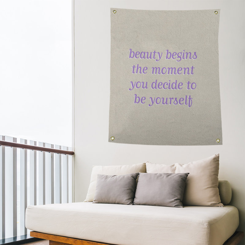 Tapisserie citation en polyester true, H 59 pi x l 50 po, Blanc / mauve contrastant